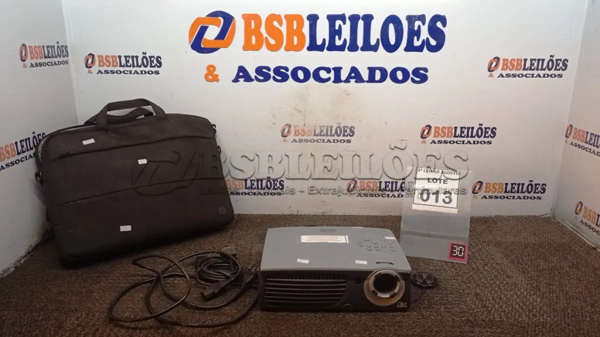 LOTE 013 - 01 PROJETOR MARCA OPTOMA COM CABOS E MALETAS. (NO ESTADO) ATENÇÃO! FAZER A VISITAÇÃO ANTES DE ARREMATAR, NÃO SABEMOS SE FUNCIONA, LEILÃO NÃO TEM GARANTIA E NEM DEVOLUÇÃO, SUJEITO A POSSÍVEIS AVARIAS VISÍVEIS/OCULTAS E/OU AUSÊNCIA DE COMPONENTES.