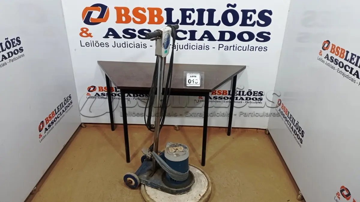 LOTE 019 - 01 ENCERADEIRA INDUSTRIAL. (NO ESTADO) ATENÇÃO! FAZER A VISITAÇÃO ANTES DE ARREMATAR, NÃO SABEMOS SE FUNCIONA. LEILÃO NÃO TEM GARANTIA E NEM DEVOLUÇÃO, SUJEITO A POSSÍVEIS AVARIAS VISÍVEIS/OCULTAS E/OU AUSÊNCIA DE COMPONENTES.