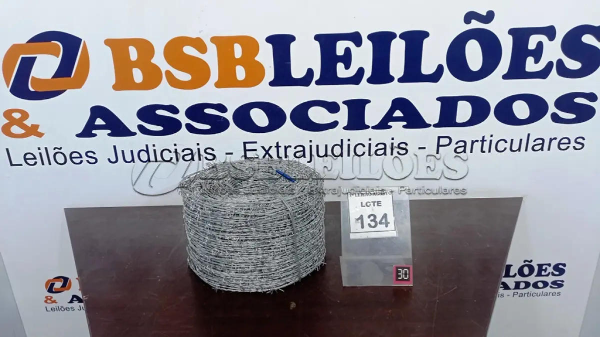 LOTE 134 - 01 ROLO DE ARAME FARPADO COM 500M. (NO ESTADO) ATENÇÃO! FAZER A VISITAÇÃO ANTES DE ARREMATAR, NÃO SABEMOS SE FUNCIONA, LEILÃO NÃO TEM GARANTIA E NEM DEVOLUÇÃO, SUJEITO A POSSÍVEIS AVARIAS VISÍVEIS/OCULTAS E/OU AUSÊNCIA DE COMPONENTES.