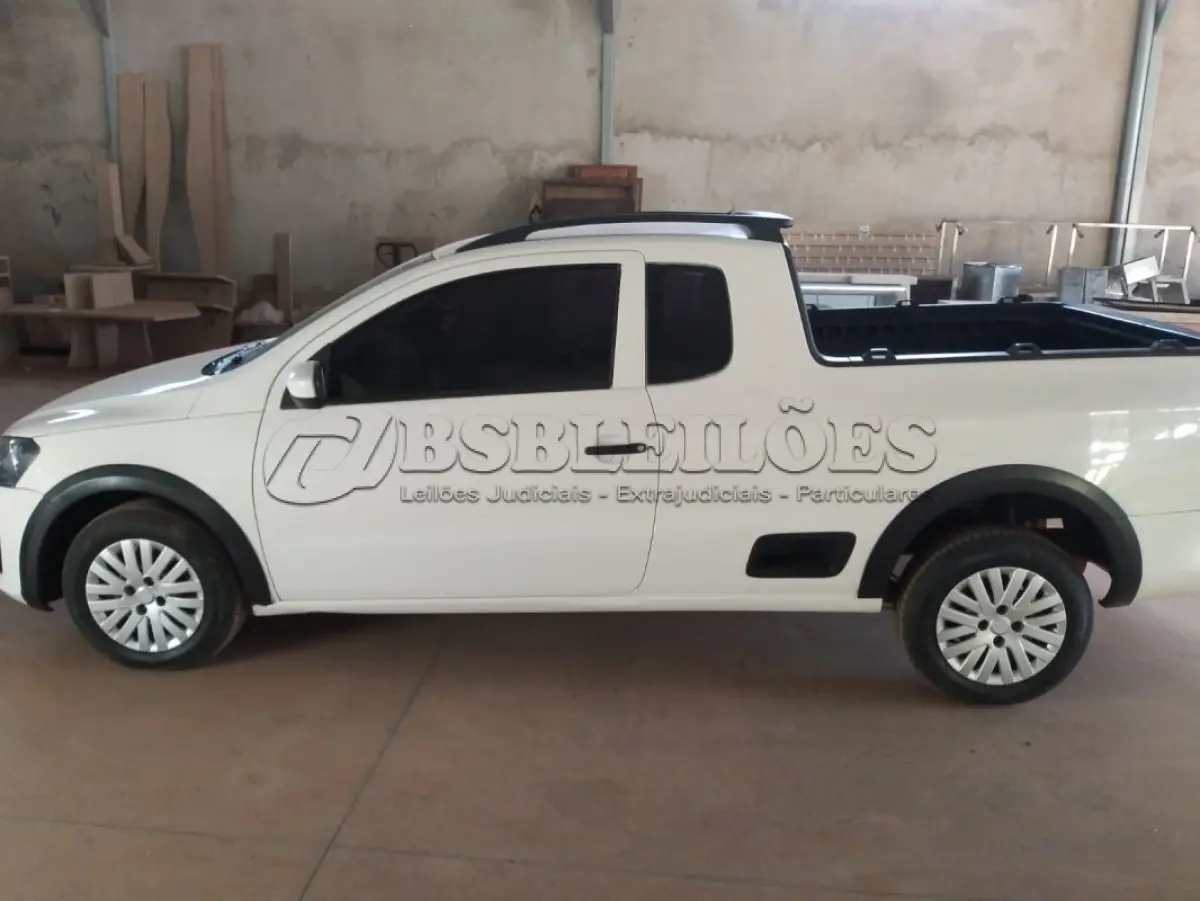 LOTE 404 - 01 VW SAVEIRO 1.6 CE FLEX, PLACA ONR1523 ,COR BRANCA ANO 2014/2015. (NO ESTADO) ATENÇÃO! FAZER A VISITAÇÃO ANTES DE ARREMATAR, NÃO SABEMOS SE FUNCIONA, LEILÃO NÃO TEM GARANTIA E NEM DEVOLUÇÃO, SUJEITO A POSSÍVEIS AVARIAS VISÍVEIS/OCULTAS E/OU AUSÊNCIA DE COMPONENTES.