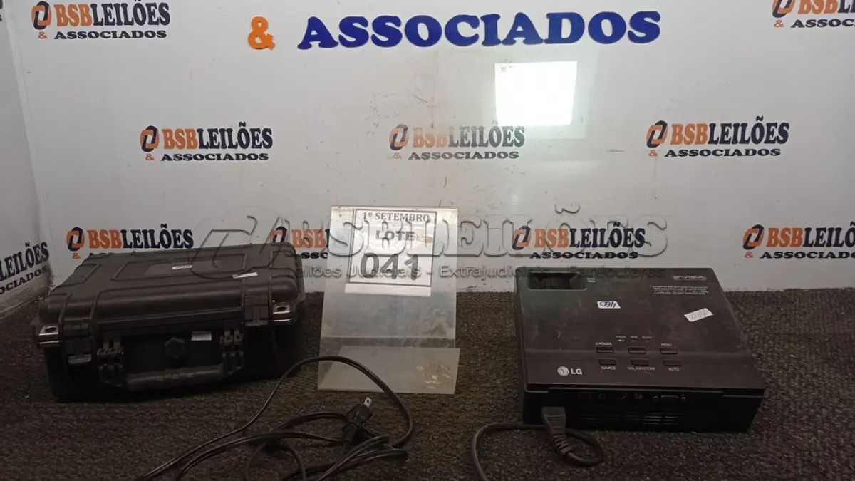 LOTE 041 - 01 PROJETOR MARCA LG COM CASE. (NO ESTADO) ATENÇÃO! FAZER A VISITAÇÃO ANTES DE ARREMATAR, NÃO SABEMOS SE FUNCIONA, LEILÃO NÃO TEM GARANTIA E NEM DEVOLUÇÃO, SUJEITO A POSSÍVEIS AVARIAS VISÍVEIS/OCULTAS E/OU AUSÊNCIA DE COMPONENTES.