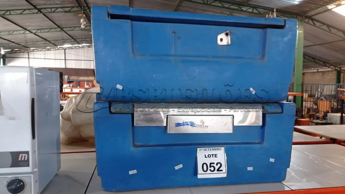 LOTE 052 - 02 CAIXAS TÉRMICAS. (NO ESTADO) ATENÇÃO! FAZER A VISITAÇÃO ANTES DE ARREMATAR, NÃO SABEMOS SE FUNCIONA, LEILÃO NÃO TEM GARANTIA E NEM DEVOLUÇÃO, SUJEITO A POSSÍVEIS AVARIAS VISÍVEIS/OCULTAS E/OU AUSÊNCIA DE COMPONENTES.