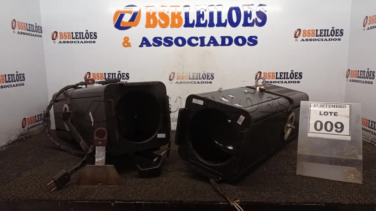 LOTE 009 - 02 REFLETORES PARA PALCO. (NO ESTADO) ATENÇÃO! FAZER A VISITAÇÃO ANTES DE ARREMATAR, NÃO SABEMOS SE FUNCIONA, LEILÃO NÃO TEM GARANTIA E NEM DEVOLUÇÃO, SUJEITO A POSSÍVEIS AVARIAS VISÍVEIS/OCULTAS E/OU AUSÊNCIA DE COMPONENTES.