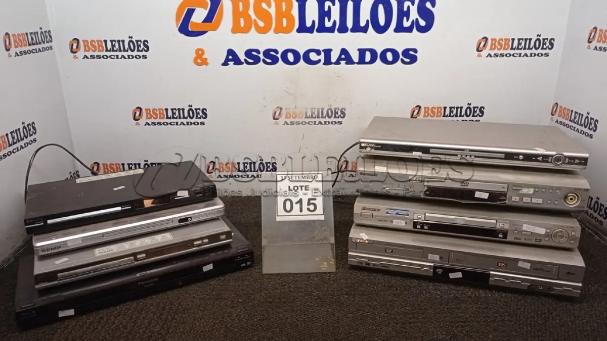 LOTE 015 - 06 APARELHOS DE DVD, 01 BLU RAY E 01 APARELHO DE VÍDEO CASSETE. (NO ESTADO) ATENÇÃO! FAZER A VISITAÇÃO ANTES DE ARREMATAR, NÃO SABEMOS SE FUNCIONA, LEILÃO NÃO TEM GARANTIA E NEM DEVOLUÇÃO, SUJEITO A POSSÍVEIS AVARIAS VISÍVEIS/OCULTAS E/OU AUSÊNCIA DE COMPONENTES.