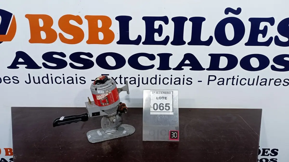 01 MÁQUINA DE CORTAR TECIDO. (NO ESTADO) ATENÇÃO! FAZER A VISITAÇÃO ANTES DE ARREMATAR, NÃO SABEMOS SE FUNCIONA, LEILÃO NÃO TEM GARANTIA E NEM DEVOLUÇÃO, SUJEITO A POSSÍVEIS AVARIAS VISÍVEIS/OCULTAS E/OU AUSÊNCIA DE COMPONENTES.