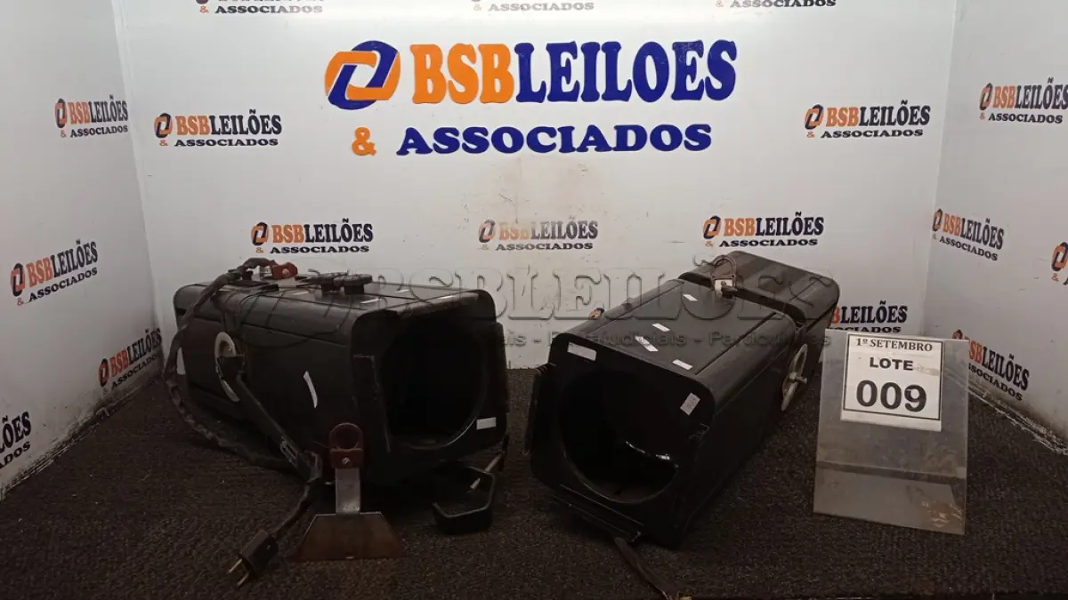 LOTE 009 - 02 REFLETORES PARA PALCO. (NO ESTADO) ATENÇÃO! FAZER A VISITAÇÃO ANTES DE ARREMATAR, NÃO SABEMOS SE FUNCIONA, LEILÃO NÃO TEM GARANTIA E NEM DEVOLUÇÃO, SUJEITO A POSSÍVEIS AVARIAS VISÍVEIS/OCULTAS E/OU AUSÊNCIA DE COMPONENTES.