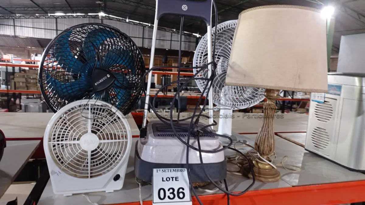 LOTE 036 - 03 VENTILADORES MARCAS E MODELOS DIVERSOS, 01 ABAJUR E 01 ENCERADEIRA MARCA ELECTROLUX. (NO ESTADO) ATENÇÃO! FAZER A VISITAÇÃO ANTES DE ARREMATAR, NÃO SABEMOS SE FUNCIONA, LEILÃO NÃO TEM GARANTIA E NEM DEVOLUÇÃO, SUJEITO A POSSÍVEIS AVARIAS VISÍVEIS/OCULTAS E/OU AUSÊNCIA DE COMPONENTES.