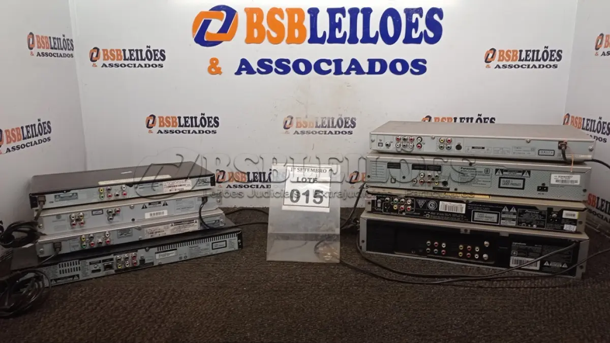 LOTE 015 - 06 APARELHOS DE DVD, 01 BLU RAY E 01 APARELHO DE VÍDEO CASSETE. (NO ESTADO) ATENÇÃO! FAZER A VISITAÇÃO ANTES DE ARREMATAR, NÃO SABEMOS SE FUNCIONA, LEILÃO NÃO TEM GARANTIA E NEM DEVOLUÇÃO, SUJEITO A POSSÍVEIS AVARIAS VISÍVEIS/OCULTAS E/OU AUSÊNCIA DE COMPONENTES.