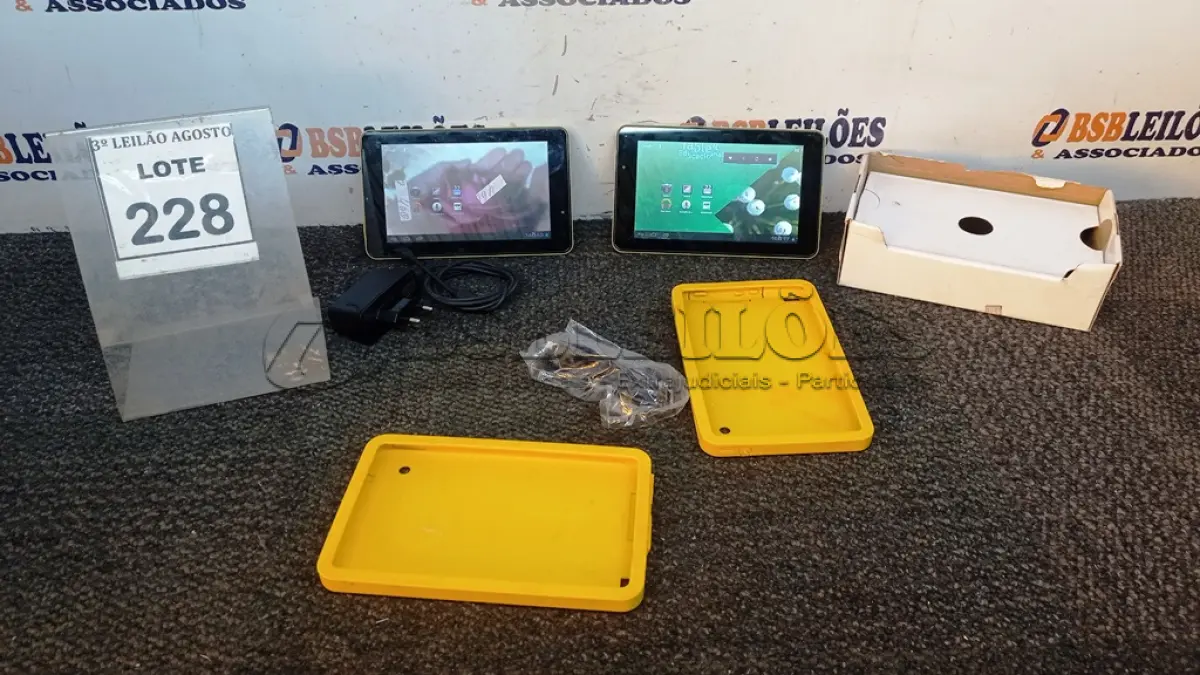 LOTE 228 - 02 TABLETS MARCA CCE COM FONTE. (NO ESTADO) ATENÇÃO! FAZER A VISITAÇÃO ANTES DE ARREMATAR, NÃO SABEMOS SE FUNCIONA, LEILÃO NÃO TEM GARANTIA E NEM DEVOLUÇÃO, SUJEITO A POSSÍVEIS AVARIAS VISÍVEIS/OCULTAS E/OU AUSÊNCIA DE COMPONENTES.
