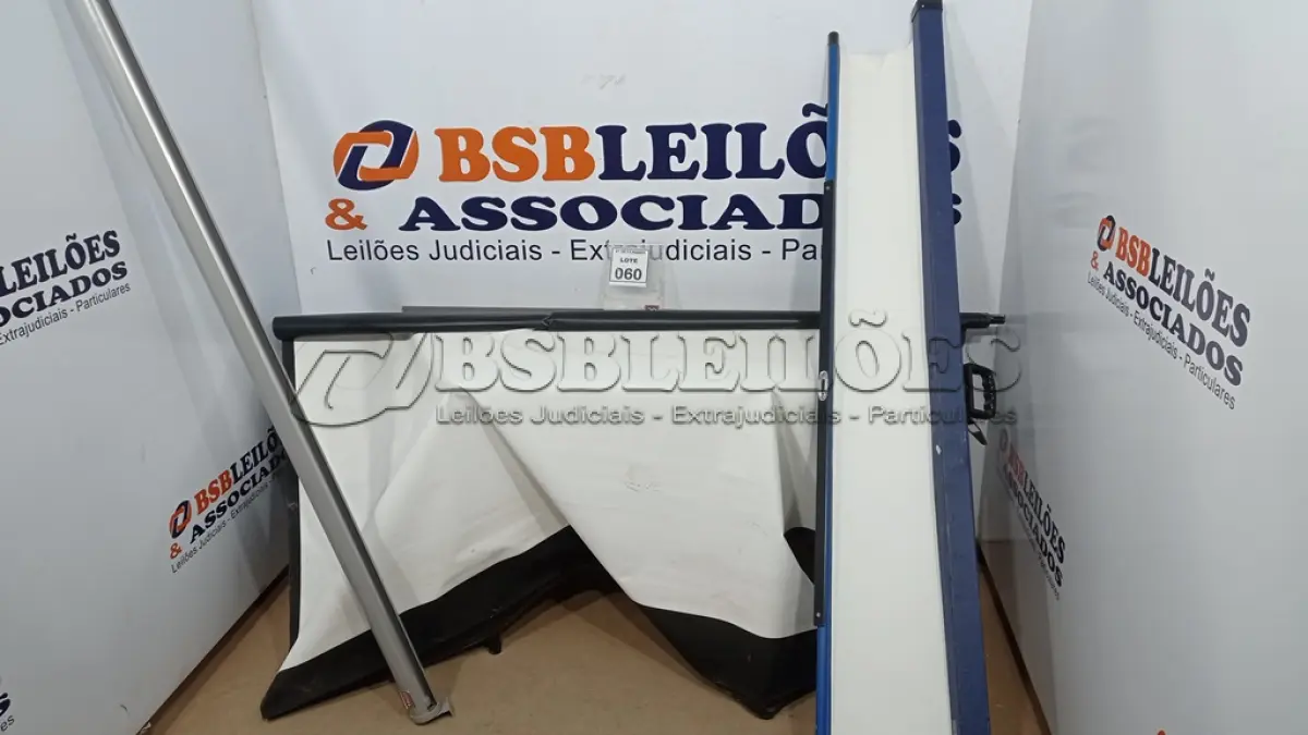LOTE 060 - 02 TELAS DE PROJEÇÃO RETRATEIS. (NO ESTADO) ATENÇÃO! FAZER A VISITAÇÃO ANTES DE ARREMATAR, NÃO SABEMOS SE FUNCIONA, LEILÃO NÃO TEM GARANTIA E NEM DEVOLUÇÃO, SUJEITO A POSSÍVEIS AVARIAS VISÍVEIS/OCULTAS E/OU AUSÊNCIA DE COMPONENTES.