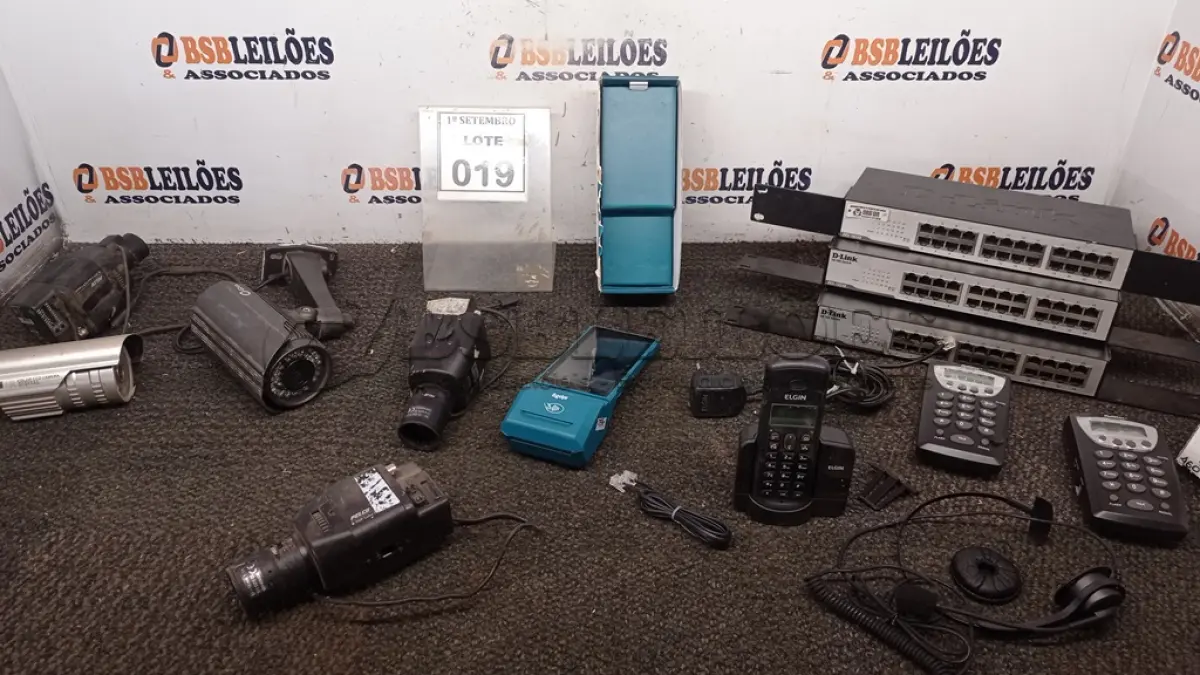 LOTE 019 - 03 SWITCHES 24 PORTAS, 05 CÂMERAS DE MONITORAMENTO DE MODELOS DIVERSOS, 02 FONES OPERADOR, 01 MÁQUINA DE CARTÃO E 01 TELEFONE. (NO ESTADO) ATENÇÃO! FAZER A VISITAÇÃO ANTES DE ARREMATAR, NÃO SABEMOS SE FUNCIONA, LEILÃO NÃO TEM GARANTIA E NEM DEVOLUÇÃO, SUJEITO A POSSÍVEIS AVARIAS VISÍVEIS/OCULTAS E/OU AUSÊNCIA DE COMPONENTES.