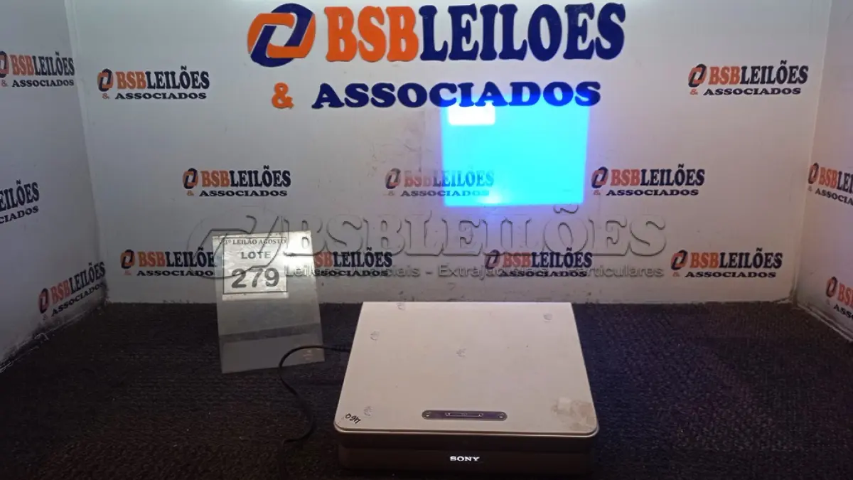 LOTE 279 - 01 PROJETOR SONY. (NO ESTADO) ATENÇÃO! FAZER A VISITAÇÃO ANTES DE ARREMATAR, NÃO SABEMOS SE FUNCIONA, LEILÃO NÃO TEM GARANTIA E NEM DEVOLUÇÃO, SUJEITO A POSSÍVEIS AVARIAS VISÍVEIS/OCULTAS E/OU AUSÊNCIA DE COMPONENTES.