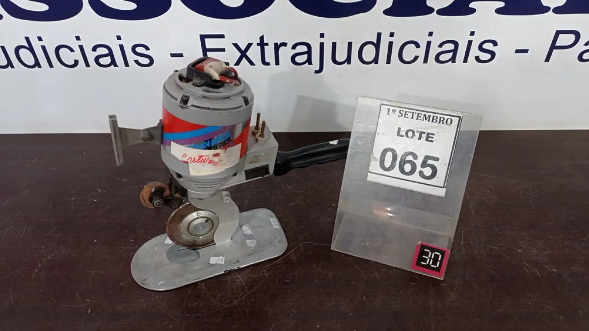 01 MÁQUINA DE CORTAR TECIDO. (NO ESTADO) ATENÇÃO! FAZER A VISITAÇÃO ANTES DE ARREMATAR, NÃO SABEMOS SE FUNCIONA, LEILÃO NÃO TEM GARANTIA E NEM DEVOLUÇÃO, SUJEITO A POSSÍVEIS AVARIAS VISÍVEIS/OCULTAS E/OU AUSÊNCIA DE COMPONENTES.