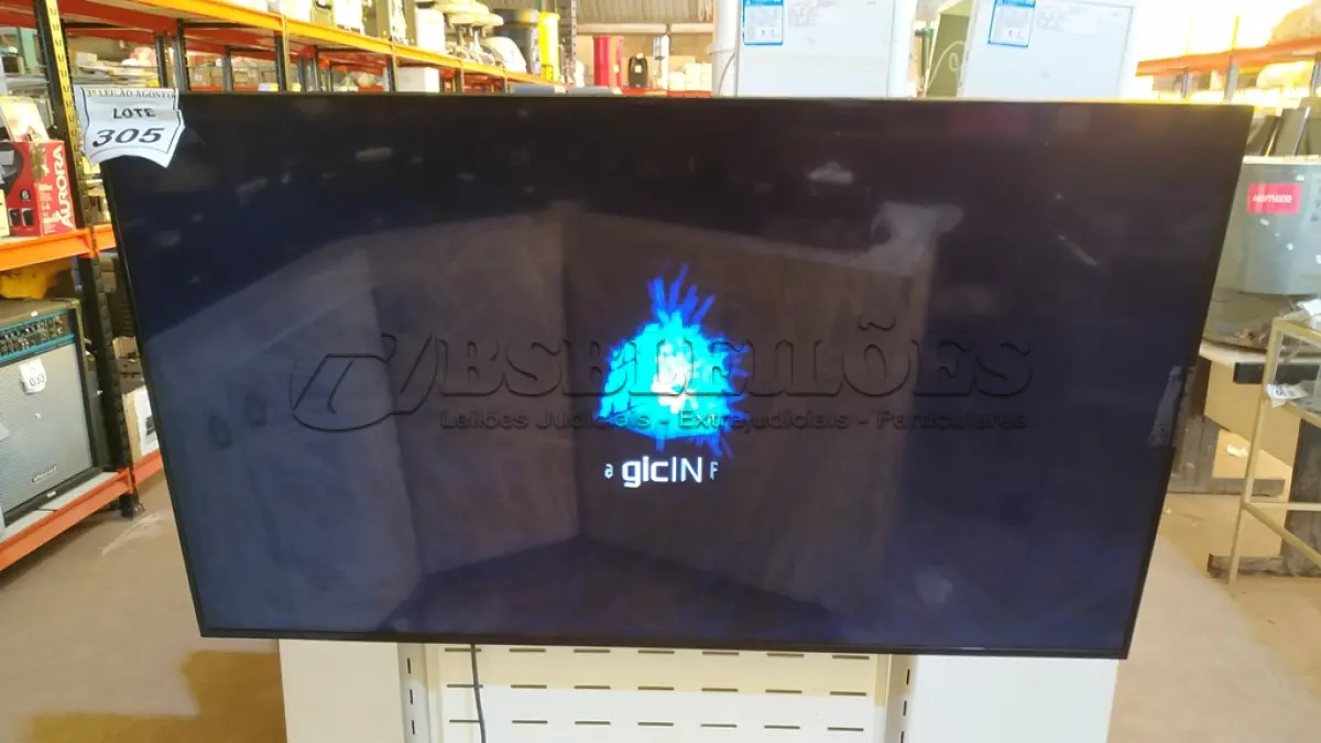 LOTE 305 - 01 TV /MONITOR LCD 55’’ MARCA SAMSUNG. (NO ESTADO) ATENÇÃO! FAZER A VISITAÇÃO ANTES DE ARREMATAR, NÃO SABEMOS SE FUNCIONA, LEILÃO NÃO TEM GARANTIA E NEM DEVOLUÇÃO, SUJEITO A POSSÍVEIS AVARIAS VISÍVEIS/OCULTAS E/OU AUSÊNCIA DE COMPONENTES.