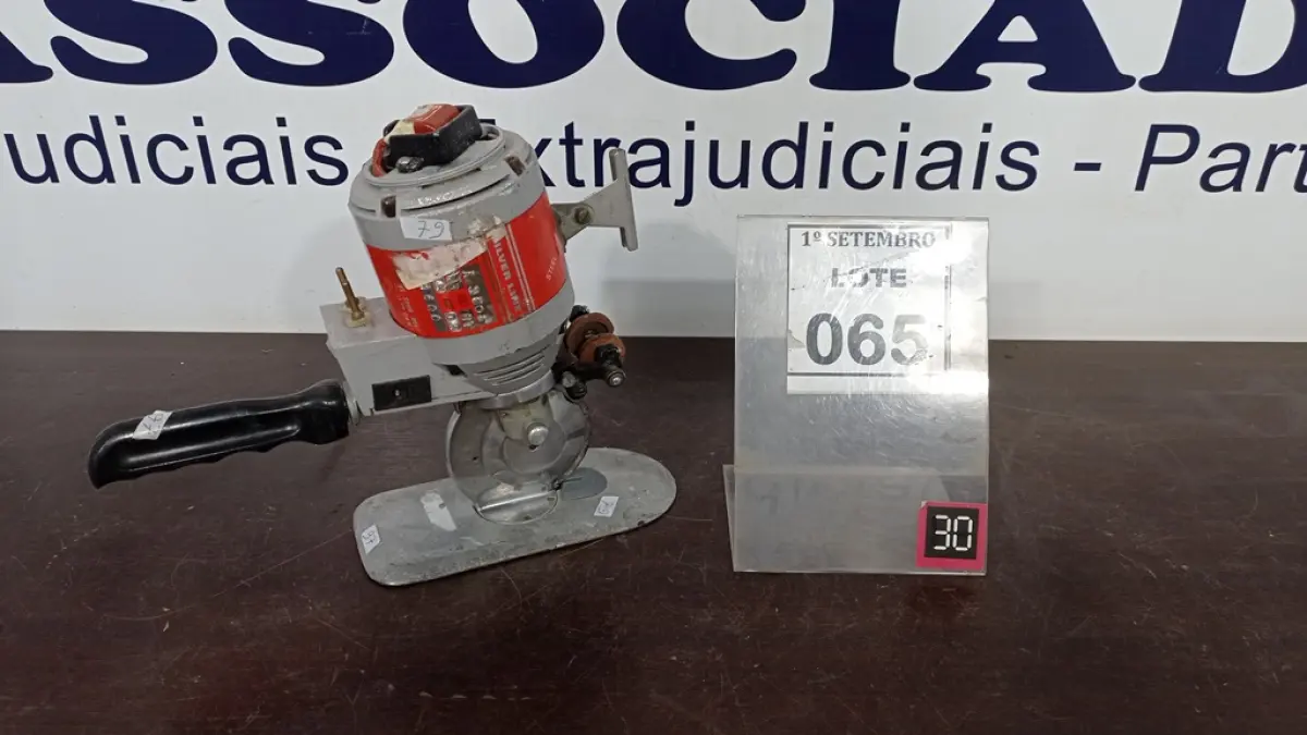 01 MÁQUINA DE CORTAR TECIDO. (NO ESTADO) ATENÇÃO! FAZER A VISITAÇÃO ANTES DE ARREMATAR, NÃO SABEMOS SE FUNCIONA, LEILÃO NÃO TEM GARANTIA E NEM DEVOLUÇÃO, SUJEITO A POSSÍVEIS AVARIAS VISÍVEIS/OCULTAS E/OU AUSÊNCIA DE COMPONENTES.