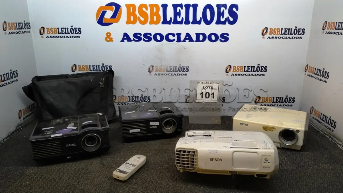 LOTE 101 - 04 PROJETORES DE MARCA E MODELOS DIVERSOS. (NO ESTADO) ATENÇÃO! FAZER A VISITAÇÃO ANTES DE ARREMATAR, NÃO SABEMOS SE FUNCIONA, LEILÃO NÃO TEM GARANTIA E NEM DEVOLUÇÃO, SUJEITO A POSSÍVEIS AVARIAS VISÍVEIS/OCULTAS E/OU AUSÊNCIA DE COMPONENTES.