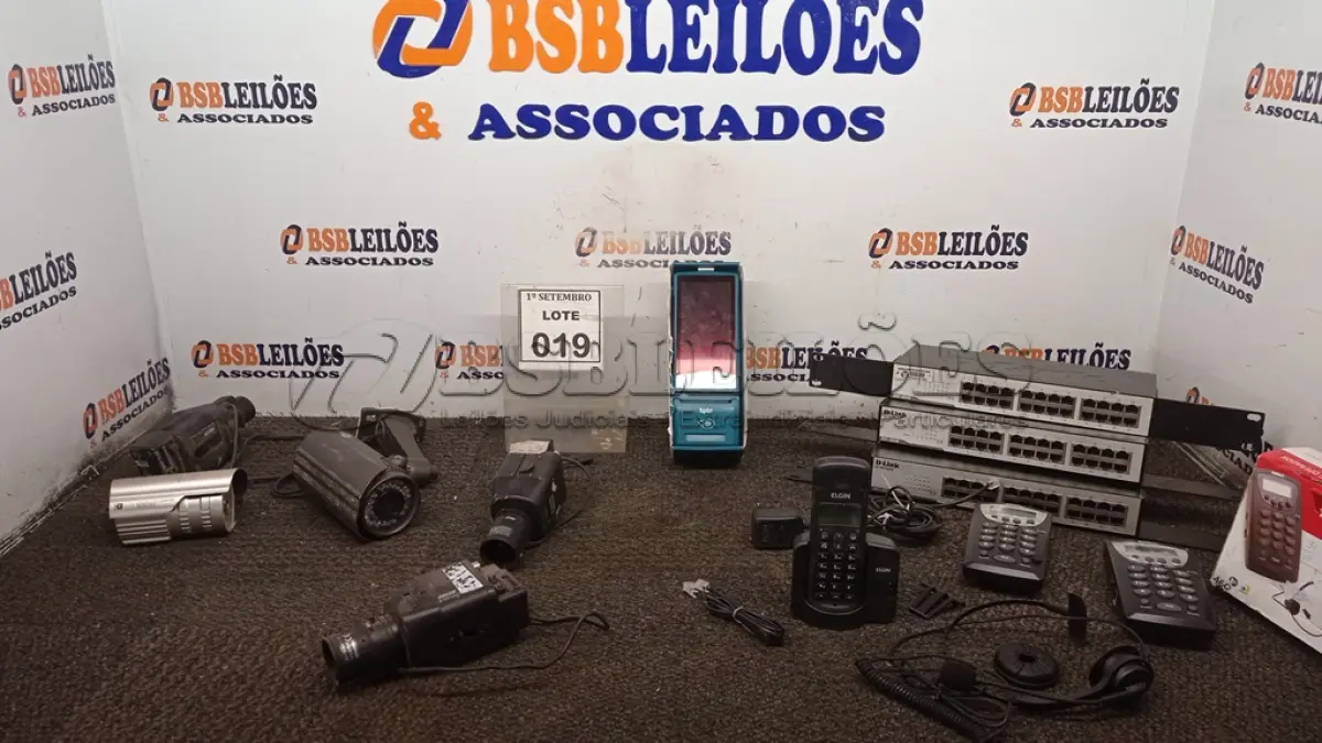 LOTE 019 - 03 SWITCHES 24 PORTAS, 05 CÂMERAS DE MONITORAMENTO DE MODELOS DIVERSOS, 02 FONES OPERADOR, 01 MÁQUINA DE CARTÃO E 01 TELEFONE. (NO ESTADO) ATENÇÃO! FAZER A VISITAÇÃO ANTES DE ARREMATAR, NÃO SABEMOS SE FUNCIONA, LEILÃO NÃO TEM GARANTIA E NEM DEVOLUÇÃO, SUJEITO A POSSÍVEIS AVARIAS VISÍVEIS/OCULTAS E/OU AUSÊNCIA DE COMPONENTES.