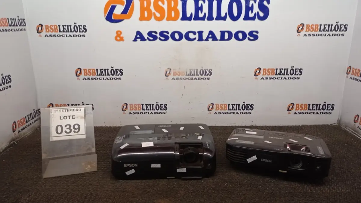 02 PROJETORES MARCA EPSON. (NO ESTADO) ATENÇÃO! FAZER A VISITAÇÃO ANTES DE ARREMATAR, NÃO SABEMOS SE FUNCIONA, LEILÃO NÃO TEM GARANTIA E NEM DEVOLUÇÃO, SUJEITO A POSSÍVEIS AVARIAS VISÍVEIS/OCULTAS E/OU AUSÊNCIA DE COMPONENTES.