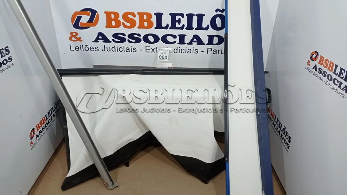 LOTE 060 - 02 TELAS DE PROJEÇÃO RETRATEIS. (NO ESTADO) ATENÇÃO! FAZER A VISITAÇÃO ANTES DE ARREMATAR, NÃO SABEMOS SE FUNCIONA, LEILÃO NÃO TEM GARANTIA E NEM DEVOLUÇÃO, SUJEITO A POSSÍVEIS AVARIAS VISÍVEIS/OCULTAS E/OU AUSÊNCIA DE COMPONENTES.