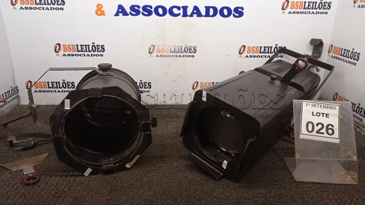 LOTE 026 - 02 REFLETORES PARA PALCO. (NO ESTADO) ATENÇÃO! FAZER A VISITAÇÃO ANTES DE ARREMATAR, NÃO SABEMOS SE FUNCIONA, LEILÃO NÃO TEM GARANTIA E NEM DEVOLUÇÃO, SUJEITO A POSSÍVEIS AVARIAS VISÍVEIS/OCULTAS E/OU AUSÊNCIA DE COMPONENTES.