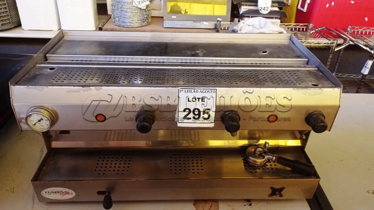 LOTE 295 - 01 MÁQUINA DE CAFÉ EXPRESSO INDUSTRIAL. (NO ESTADO) ATENÇÃO! FAZER A VISITAÇÃO ANTES DE ARREMATAR, NÃO SABEMOS SE FUNCIONA. LEILÃO NÃO TEM GARANTIA E NEM DEVOLUÇÃO, SUJEITO A POSSÍVEIS AVARIAS VISÍVEIS/OCULTAS E/OU AUSÊNCIA DE COMPONENTES.