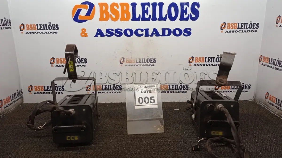 LOTE 005 - 02 REFLETORES DE PALCO. (NO ESTADO) ATENÇÃO! FAZER A VISITAÇÃO ANTES DE ARREMATAR, NÃO SABEMOS SE FUNCIONA, LEILÃO NÃO TEM GARANTIA E NEM DEVOLUÇÃO, SUJEITO A POSSÍVEIS AVARIAS VISÍVEIS/OCULTAS E/OU AUSÊNCIA DE COMPONENTES.