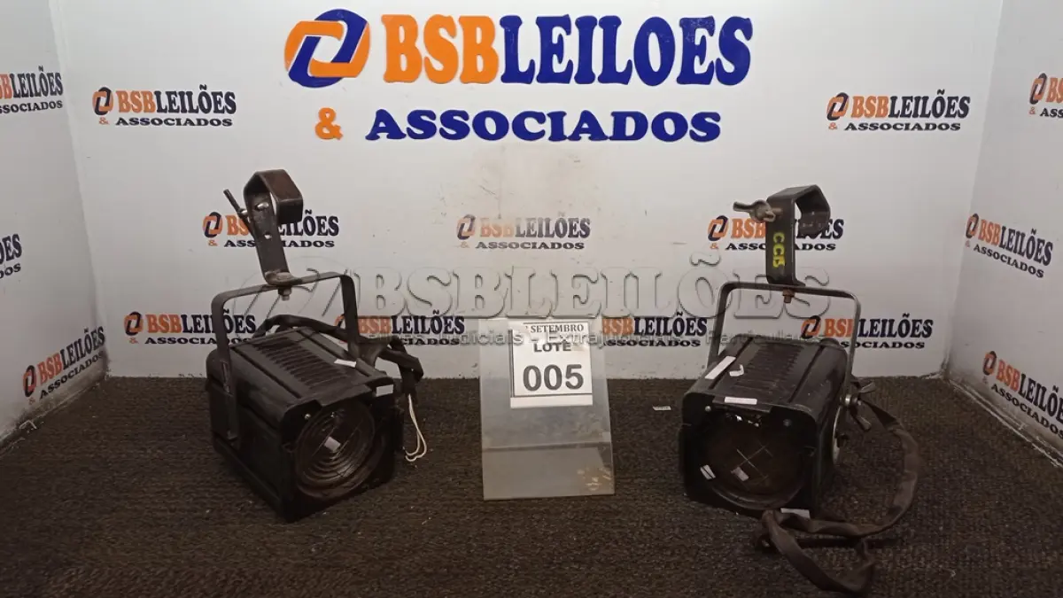 LOTE 005 - 02 REFLETORES DE PALCO. (NO ESTADO) ATENÇÃO! FAZER A VISITAÇÃO ANTES DE ARREMATAR, NÃO SABEMOS SE FUNCIONA, LEILÃO NÃO TEM GARANTIA E NEM DEVOLUÇÃO, SUJEITO A POSSÍVEIS AVARIAS VISÍVEIS/OCULTAS E/OU AUSÊNCIA DE COMPONENTES.