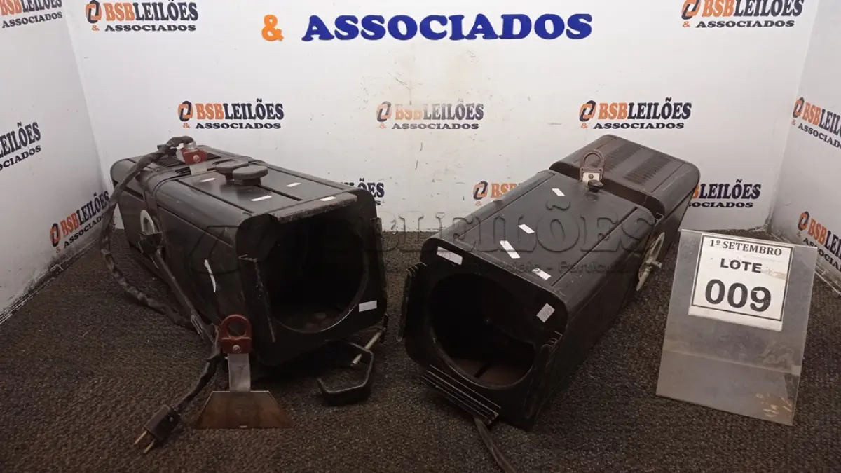 LOTE 009 - 02 REFLETORES PARA PALCO. (NO ESTADO) ATENÇÃO! FAZER A VISITAÇÃO ANTES DE ARREMATAR, NÃO SABEMOS SE FUNCIONA, LEILÃO NÃO TEM GARANTIA E NEM DEVOLUÇÃO, SUJEITO A POSSÍVEIS AVARIAS VISÍVEIS/OCULTAS E/OU AUSÊNCIA DE COMPONENTES.
