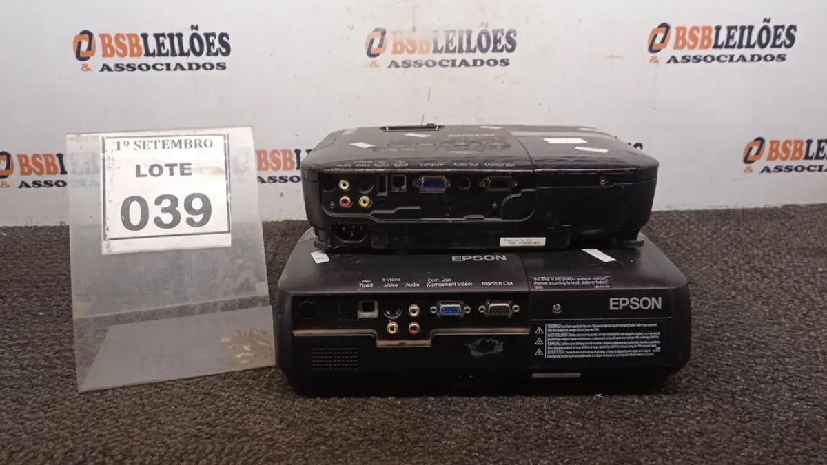 02 PROJETORES MARCA EPSON. (NO ESTADO) ATENÇÃO! FAZER A VISITAÇÃO ANTES DE ARREMATAR, NÃO SABEMOS SE FUNCIONA, LEILÃO NÃO TEM GARANTIA E NEM DEVOLUÇÃO, SUJEITO A POSSÍVEIS AVARIAS VISÍVEIS/OCULTAS E/OU AUSÊNCIA DE COMPONENTES.