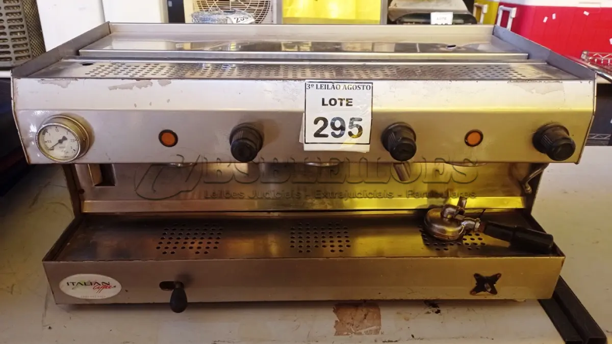 LOTE 295 - 01 MÁQUINA DE CAFÉ EXPRESSO INDUSTRIAL. (NO ESTADO) ATENÇÃO! FAZER A VISITAÇÃO ANTES DE ARREMATAR, NÃO SABEMOS SE FUNCIONA. LEILÃO NÃO TEM GARANTIA E NEM DEVOLUÇÃO, SUJEITO A POSSÍVEIS AVARIAS VISÍVEIS/OCULTAS E/OU AUSÊNCIA DE COMPONENTES.