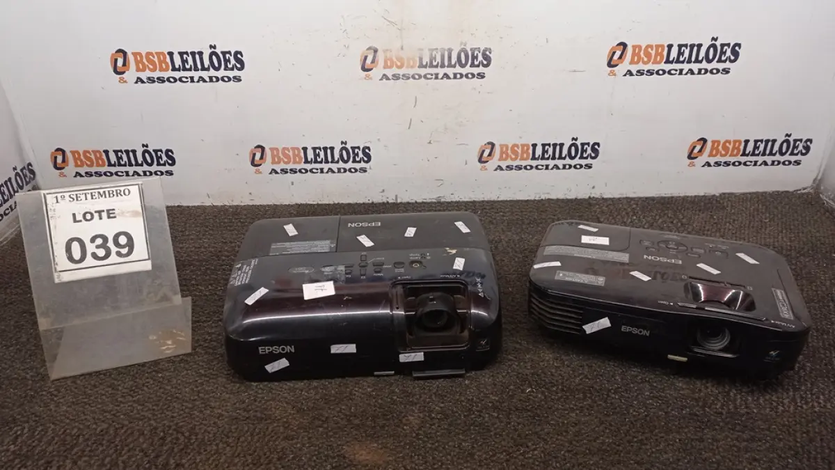 02 PROJETORES MARCA EPSON. (NO ESTADO) ATENÇÃO! FAZER A VISITAÇÃO ANTES DE ARREMATAR, NÃO SABEMOS SE FUNCIONA, LEILÃO NÃO TEM GARANTIA E NEM DEVOLUÇÃO, SUJEITO A POSSÍVEIS AVARIAS VISÍVEIS/OCULTAS E/OU AUSÊNCIA DE COMPONENTES.