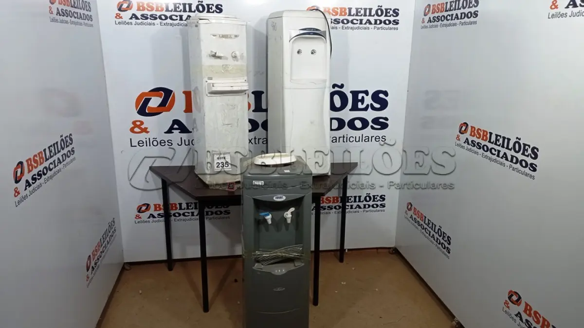 LOTE 235 - 03 BEBEDOUROS PARA GARRAFÃO. (NO ESTADO) ATENÇÃO! FAZER A VISITAÇÃO ANTES DE ARREMATAR, NÃO SABEMOS SE FUNCIONA, LEILÃO NÃO TEM GARANTIA E NEM DEVOLUÇÃO, SUJEITO A POSSÍVEIS AVARIAS VISÍVEIS/OCULTAS E/OU AUSÊNCIA DE COMPONENTES.
