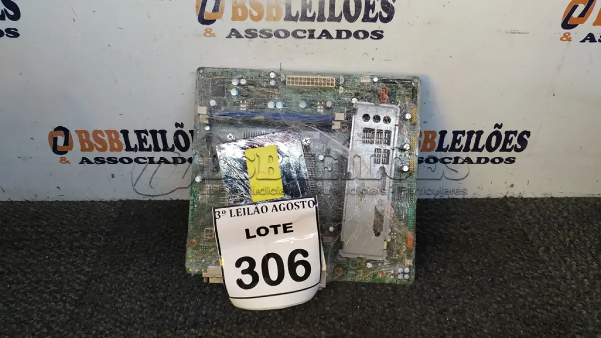 LOTE 306 - 01 PLACA MÃE I3 3° GERAÇÃO 2G RAM. (NO ESTADO) ATENÇÃO! FAZER A VISITAÇÃO ANTES DE ARREMATAR, NÃO SABEMOS SE FUNCIONA, LEILÃO NÃO TEM GARANTIA E NEM DEVOLUÇÃO, SUJEITO A POSSÍVEIS AVARIAS VISÍVEIS/OCULTAS E/OU AUSÊNCIA DE COMPONENTES.