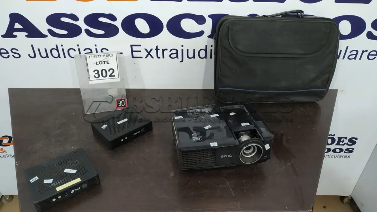 LOTE 302 - 01 PROJETOR MARCA BENQ, 02 MINIS PC MARCA INIT E 01 MALETA. (NO ESTADO) ATENÇÃO! FAZER A VISITAÇÃO ANTES DE ARREMATAR, NÃO SABEMOS SE FUNCIONA, LEILÃO NÃO TEM GARANTIA E NEM DEVOLUÇÃO, SUJEITO A POSSÍVEIS AVARIAS VISÍVEIS/OCULTAS E/OU AUSÊNCIA DE COMPONENTES.