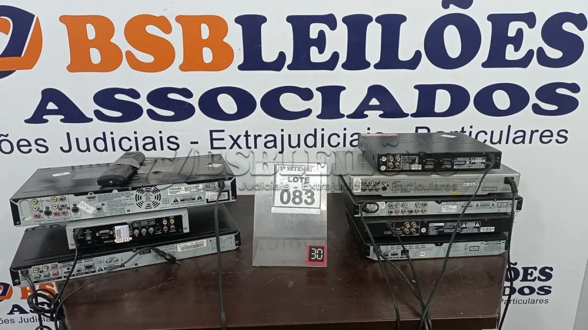 LOTE 083 - 01 LOTE COM VÁRIOS APARELHOS DE DVD DE MARCAS E MODELOS DIVERSOS. (NO ESTADO) ATENÇÃO! FAZER A VISITAÇÃO ANTES DE ARREMATAR, NÃO SABEMOS SE FUNCIONA, LEILÃO NÃO TEM GARANTIA E NEM DEVOLUÇÃO, SUJEITO A POSSÍVEIS AVARIAS VISÍVEIS/OCULTAS E/OU AUSÊNCIA DE COMPONENTES.