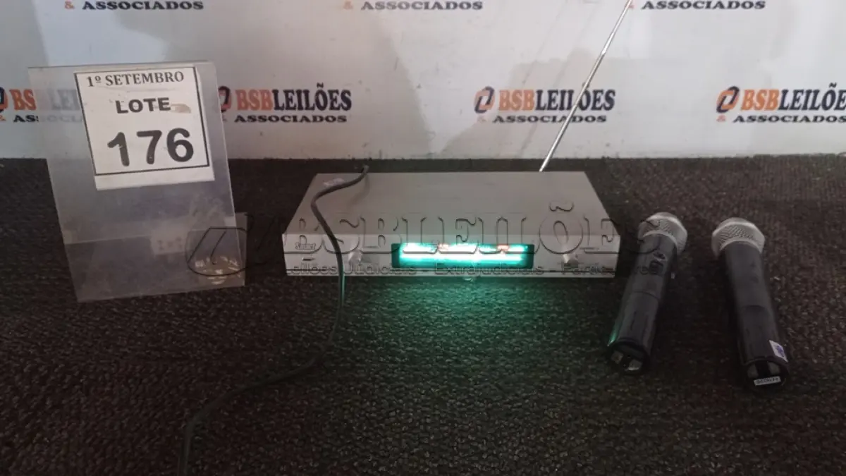 LOTE 176 - 01 RECEPTOR E MICROFONE E 02 MICROFONES. (NO ESTADO) ATENÇÃO! FAZER A VISITAÇÃO ANTES DE ARREMATAR, NÃO SABEMOS SE FUNCIONA, LEILÃO NÃO TEM GARANTIA E NEM DEVOLUÇÃO, SUJEITO A POSSÍVEIS AVARIAS VISÍVEIS/OCULTAS E/OU AUSÊNCIA DE COMPONENTES