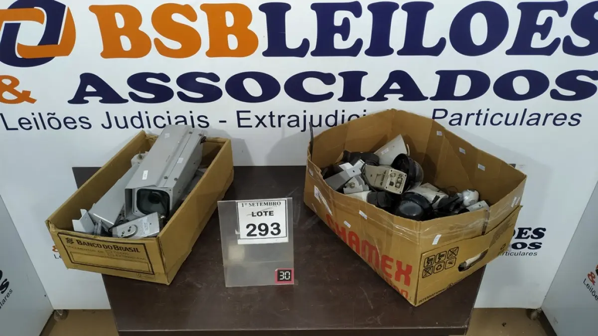 01 LOTE COM GRANDE QUANTIDADE DE CÂMERAS DE MONITORAMENTO E ACESSÓRIOS DE MARCAS E MODELOS DIVERSOS. (NO ESTADO) ATENÇÃO! FAZER A VISITAÇÃO ANTES DE ARREMATAR, NÃO SABEMOS SE FUNCIONA, LEILÃO NÃO TEM GARANTIA E NEM DEVOLUÇÃO, SUJEITO A POSSÍVEIS AVARIAS VISÍVEIS/OCULTAS E/OU AUSÊNCIA DE COMPONENTES.