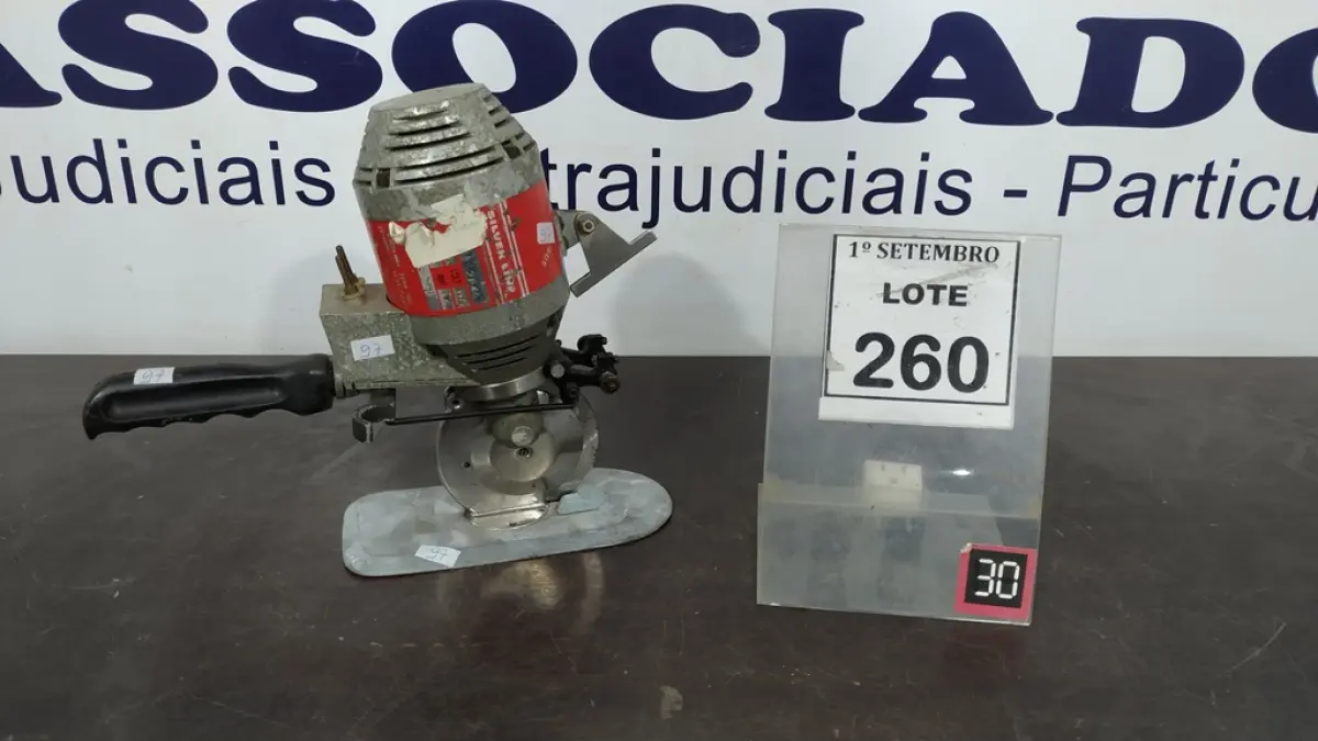 01 MÁQUINA DE CORTAR TECIDO. (NO ESTADO) ATENÇÃO! FAZER A VISITAÇÃO ANTES DE ARREMATAR, NÃO SABEMOS SE FUNCIONA, LEILÃO NÃO TEM GARANTIA E NEM DEVOLUÇÃO, SUJEITO A POSSÍVEIS AVARIAS VISÍVEIS/OCULTAS E/OU AUSÊNCIA DE COMPONENTES.