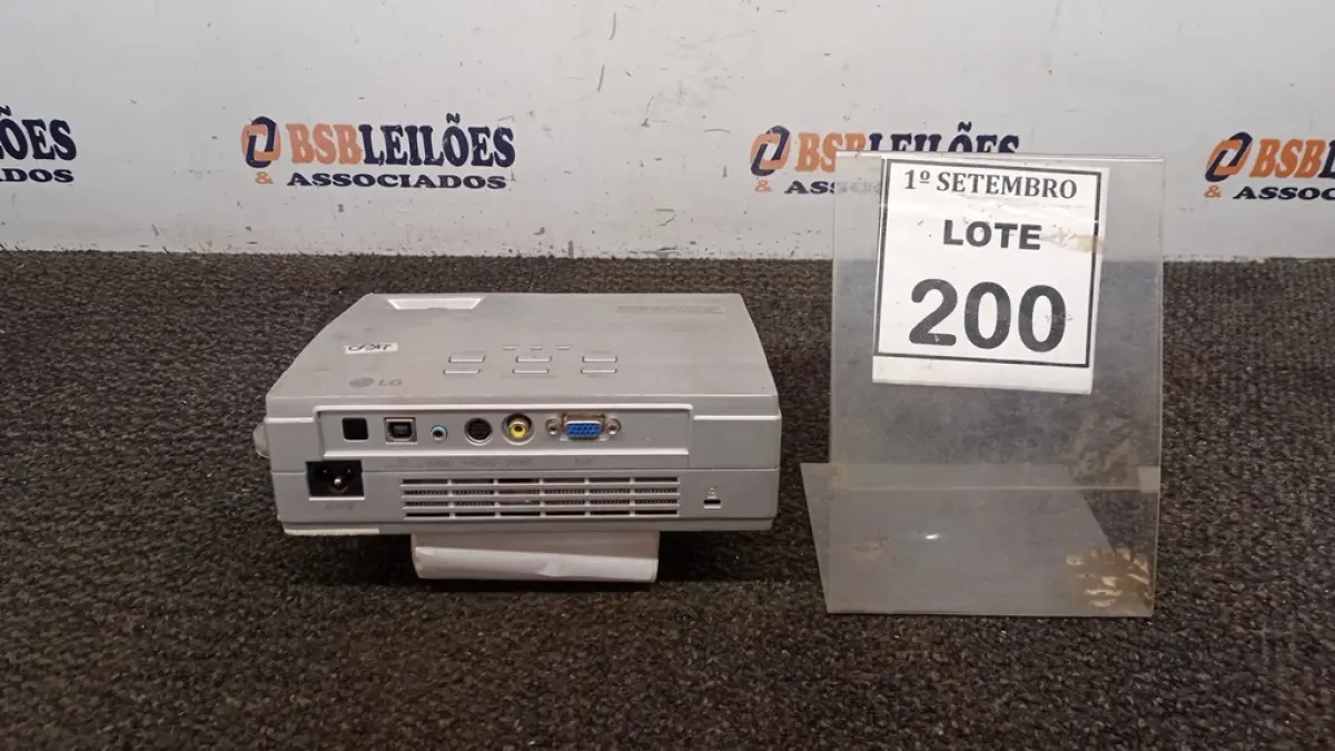 01 PROJETOR MARCA LG. (NO ESTADO) ATENÇÃO! FAZER A VISITAÇÃO ANTES DE ARREMATAR, NÃO SABEMOS SE FUNCIONA, LEILÃO NÃO TEM GARANTIA E NEM DEVOLUÇÃO, SUJEITO A POSSÍVEIS AVARIAS VISÍVEIS/OCULTAS E/OU AUSÊNCIA DE COMPONENTES