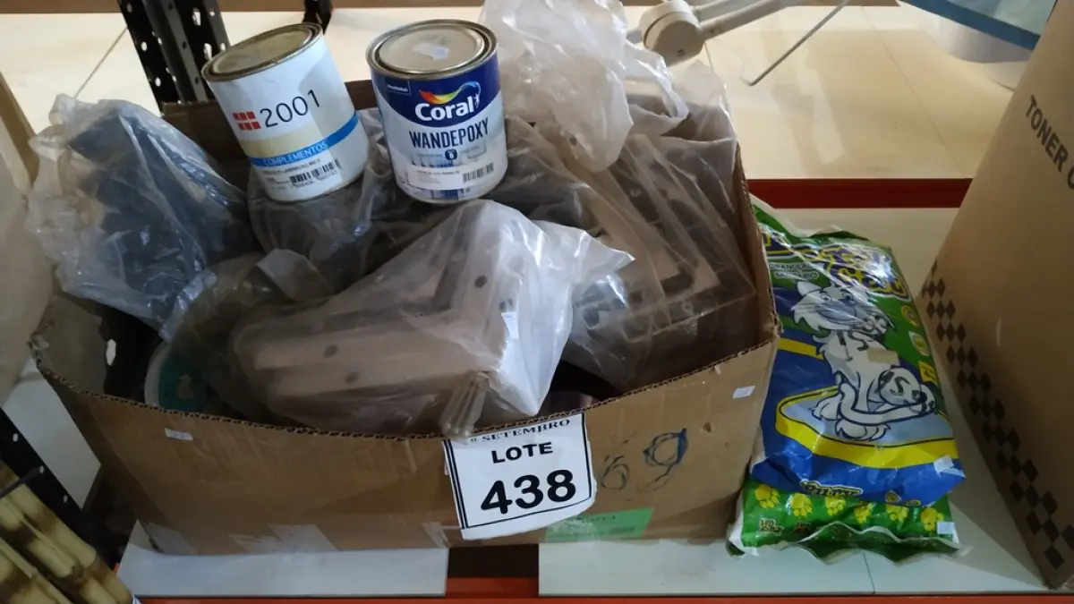 03 PACOTES DE GRANULADOS SANITÁRIO COM 4KG CADA,24 PEÇAS DE MÃO FRANCESA DE PLÁSTICO E GRANDE QUANTIDADE DE DVD E CDS DIVERSOS. (NO ESTADO) ATENÇÃO! FAZER A VISITAÇÃO ANTES DE ARREMATAR, NÃO SABEMOS SE FUNCIONA, LEILÃO NÃO TEM GARANTIA E NEM DEVOLUÇÃO, SUJEITO A POSSÍVEIS AVARIAS VISÍVEIS/OCULTAS E/OU AUSÊNCIA DE COMPONENTES.