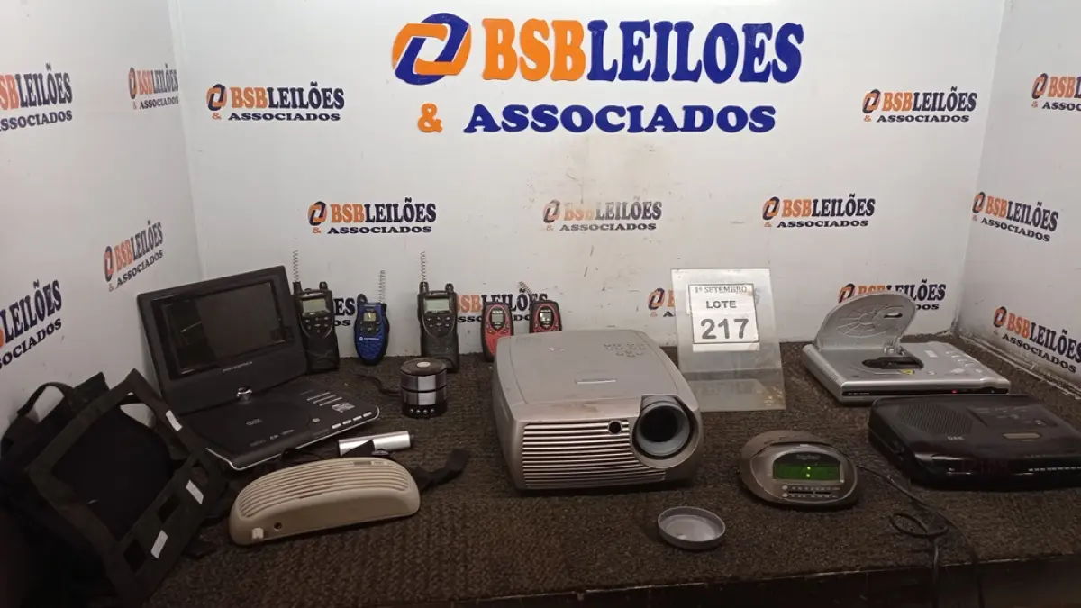 01 DVD PORTÁTIL MARCA POWERPACK, 01 PROJETOR MULTIMIDIA MODELO SCREEN PLAY 4805 MARCA INFOCUS 05 RÁDIOS COMUNICADORES, 02 RELÓGIOS/RADIO, 02 CAIXINHAS DE SOM E 01 AMPLIFICADOR DE VOZ INCOMPLETO E 01 APARELHO DE DVD. (NO ESTADO) ATENÇÃO! FAZER A VISITAÇÃO ANTES DE ARREMATAR, NÃO SABEMOS SE FUNCIONA, LEILÃO NÃO TEM GARANTIA E NEM DEVOLUÇÃO, SUJEITO A POSSÍVEIS AVARIAS VISÍVEIS/OCULTAS E/OU AUSÊNCIA DE COMPONENTES