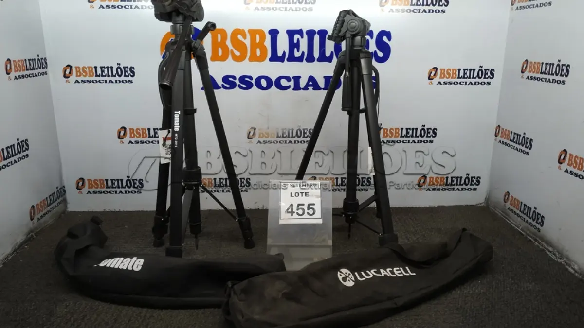 LOTE 455 - 02 TRIPÉS PARA CÂMERAS MARCA TOMATE. (NO ESTADO) ATENÇÃO! FAZER A VISITAÇÃO ANTES DE ARREMATAR, NÃO SABEMOS SE FUNCIONA, LEILÃO NÃO TEM GARANTIA E NEM DEVOLUÇÃO, SUJEITO A POSSÍVEIS AVARIAS VISÍVEIS/OCULTAS E/OU AUSÊNCIA DE COMPONENTES.