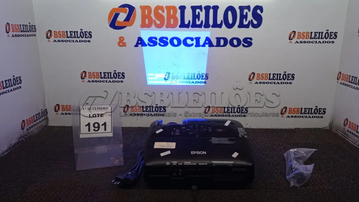 LOTE 191 - 01 PROJETOR COM CABOS MARCA EPSON. (NO ESTADO) ATENÇÃO! FAZER A VISITAÇÃO ANTES DE ARREMATAR, NÃO SABEMOS SE FUNCIONA, LEILÃO NÃO TEM GARANTIA E NEM DEVOLUÇÃO, SUJEITO A POSSÍVEIS AVARIAS VISÍVEIS/OCULTAS E/OU AUSÊNCIA DE COMPONENTES