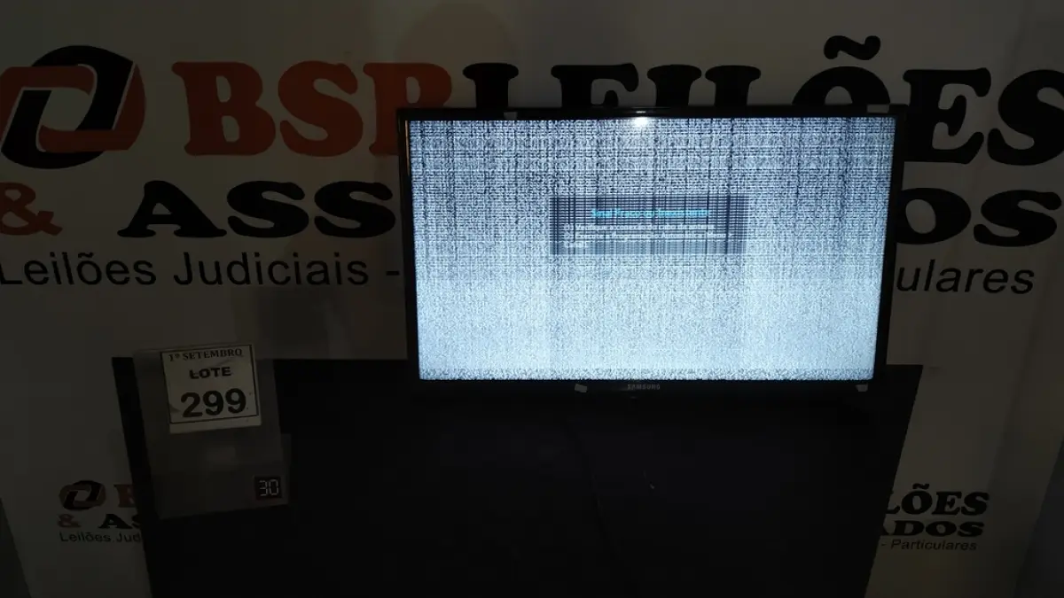 01 TV LCD 32’’ MARCA SAMSUNG. (NO ESTADO) ATENÇÃO! FAZER A VISITAÇÃO ANTES DE ARREMATAR, NÃO SABEMOS SE FUNCIONA, LEILÃO NÃO TEM GARANTIA E NEM DEVOLUÇÃO, SUJEITO A POSSÍVEIS AVARIAS VISÍVEIS/OCULTAS E/OU AUSÊNCIA DE COMPONENTES.