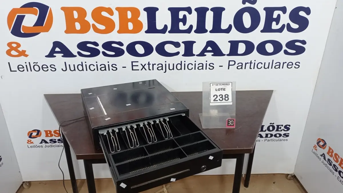 01 GAVETA DE DINHEIRO. (NO ESTADO) ATENÇÃO! FAZER A VISITAÇÃO ANTES DE ARREMATAR, NÃO SABEMOS SE FUNCIONA, LEILÃO NÃO TEM GARANTIA E NEM DEVOLUÇÃO, SUJEITO A POSSÍVEIS AVARIAS VISÍVEIS/OCULTAS E/OU AUSÊNCIA DE COMPONENTES.