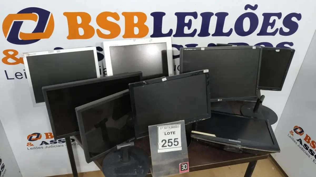 08 MONITORES DE MARCAS E MODELOS DIVERSOS. (NO ESTADO) ATENÇÃO! FAZER A VISITAÇÃO ANTES DE ARREMATAR, NÃO SABEMOS SE FUNCIONA, LEILÃO NÃO TEM GARANTIA E NEM DEVOLUÇÃO, SUJEITO A POSSÍVEIS AVARIAS VISÍVEIS/OCULTAS E/OU AUSÊNCIA DE COMPONENTES