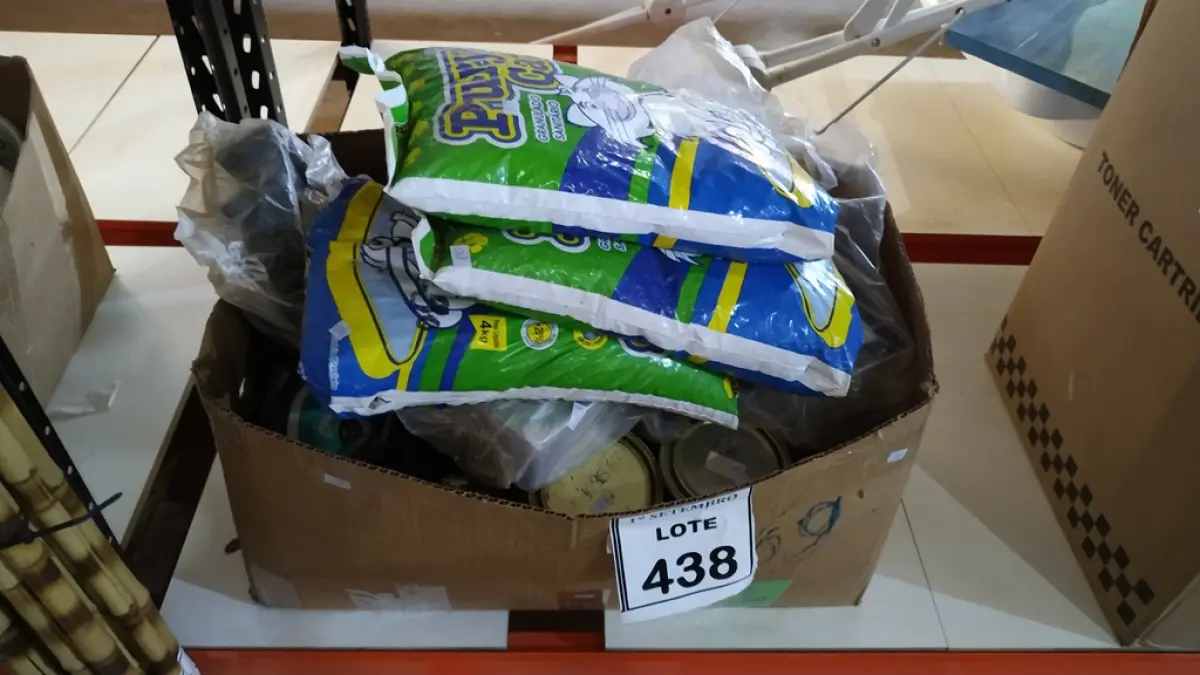 03 PACOTES DE GRANULADOS SANITÁRIO COM 4KG CADA,24 PEÇAS DE MÃO FRANCESA DE PLÁSTICO E GRANDE QUANTIDADE DE DVD E CDS DIVERSOS. (NO ESTADO) ATENÇÃO! FAZER A VISITAÇÃO ANTES DE ARREMATAR, NÃO SABEMOS SE FUNCIONA, LEILÃO NÃO TEM GARANTIA E NEM DEVOLUÇÃO, SUJEITO A POSSÍVEIS AVARIAS VISÍVEIS/OCULTAS E/OU AUSÊNCIA DE COMPONENTES.