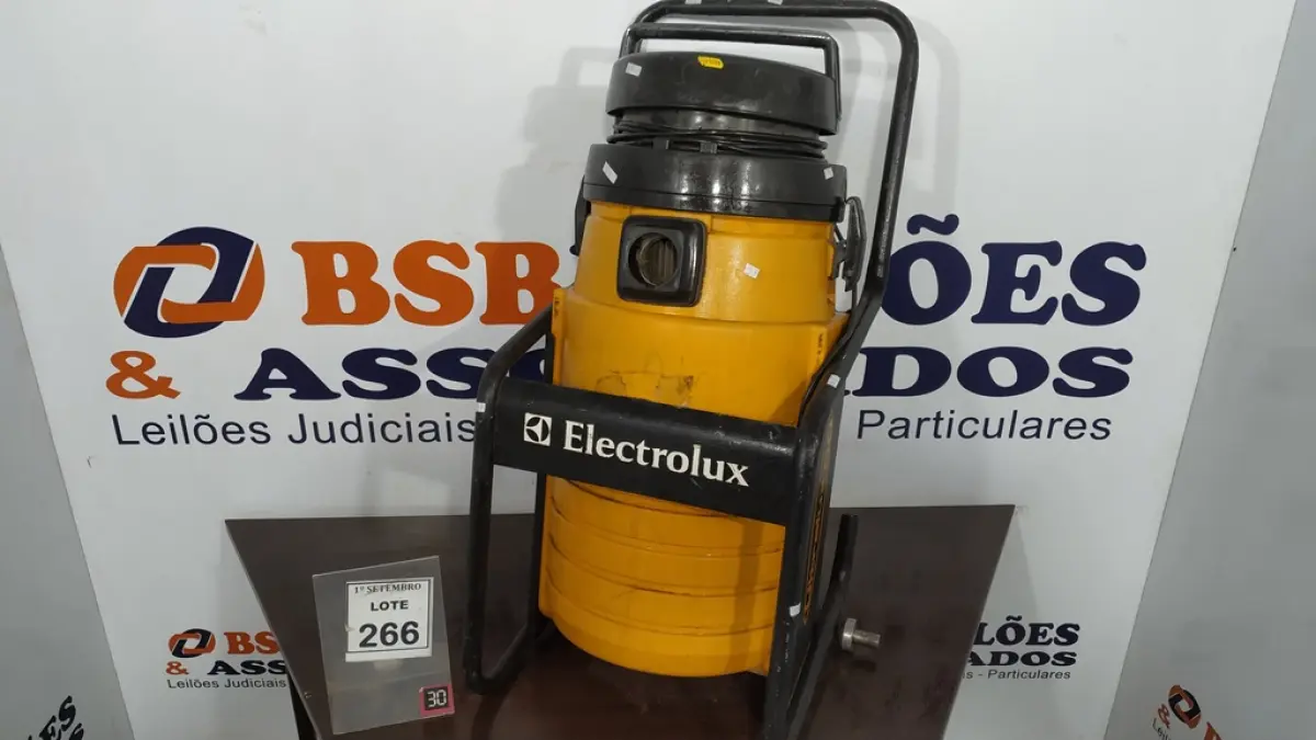 01 ASPIRADOR INDUSTRIAL ELECTROLUX MODELO ULTRALUX 50 INCOMPLETO. (NO ESTADO) ATENÇÃO! FAZER A VISITAÇÃO ANTES DE ARREMATAR, NÃO SABEMOS SE FUNCIONA, LEILÃO NÃO TEM GARANTIA E NEM DEVOLUÇÃO, SUJEITO A POSSÍVEIS AVARIAS VISÍVEIS/OCULTAS E/OU AUSÊNCIA DE COMPONENTES.
