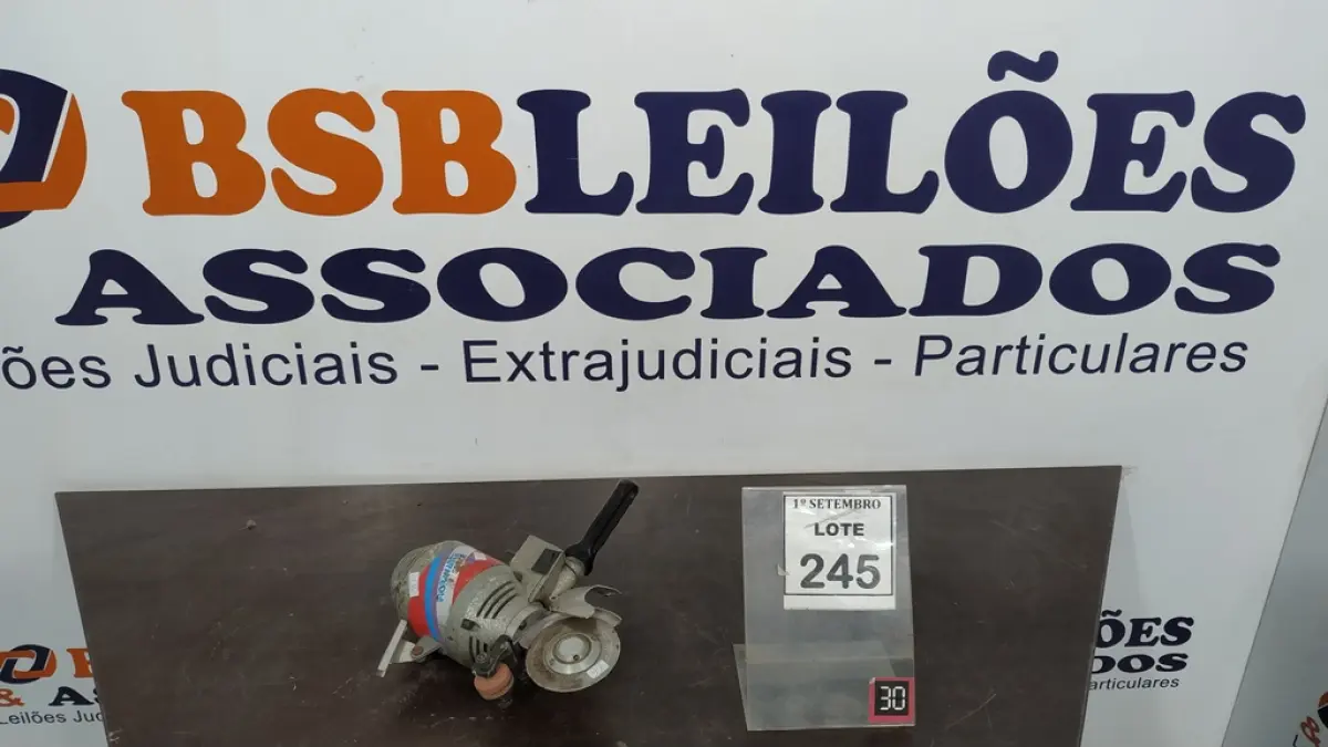 01 MÁQUINA DE CORTAR TECIDO. (NO ESTADO) ATENÇÃO! FAZER A VISITAÇÃO ANTES DE ARREMATAR, NÃO SABEMOS SE FUNCIONA, LEILÃO NÃO TEM GARANTIA E NEM DEVOLUÇÃO, SUJEITO A POSSÍVEIS AVARIAS VISÍVEIS/OCULTAS E/OU AUSÊNCIA DE COMPONENTES.