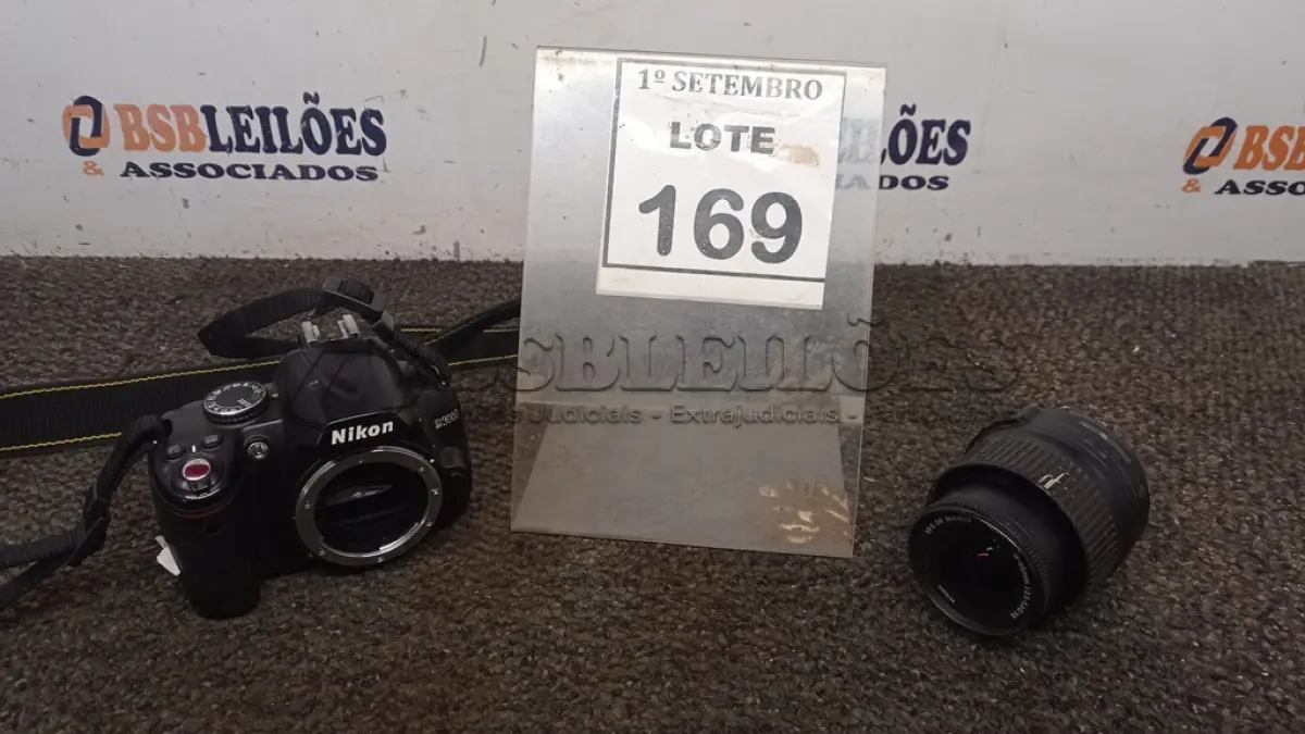 LOTE 169 - 01 CÂMERA NIKON D300 COM LENTE. (NO ESTADO) ATENÇÃO! FAZER A VISITAÇÃO ANTES DE ARREMATAR, NÃO SABEMOS SE FUNCIONA, LEILÃO NÃO TEM GARANTIA E NEM DEVOLUÇÃO, SUJEITO A POSSÍVEIS AVARIAS VISÍVEIS/OCULTAS E/OU AUSÊNCIA DE COMPONENTES